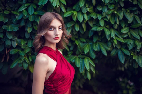 şarap renkli elbiseli kız modeli