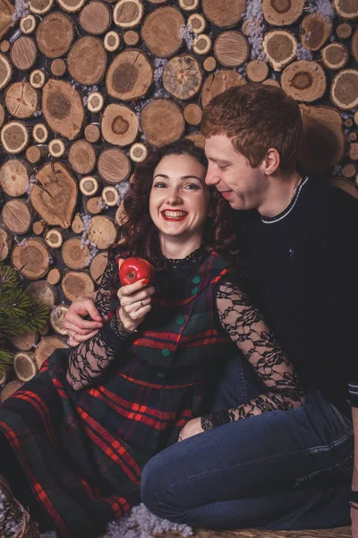 Casal segurando com maçã — Fotografia de Stock
