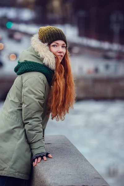 Chica de abrigo y sombrero con bufanda — Foto de Stock