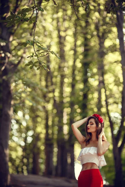 Femme avec fleur rouge dans les cheveux — Photo