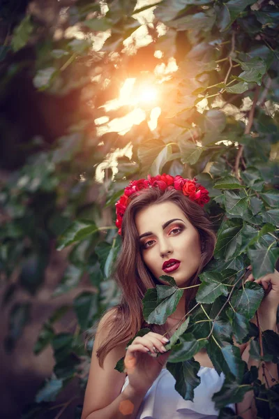 Mulher com flor vermelha no cabelo — Fotografia de Stock