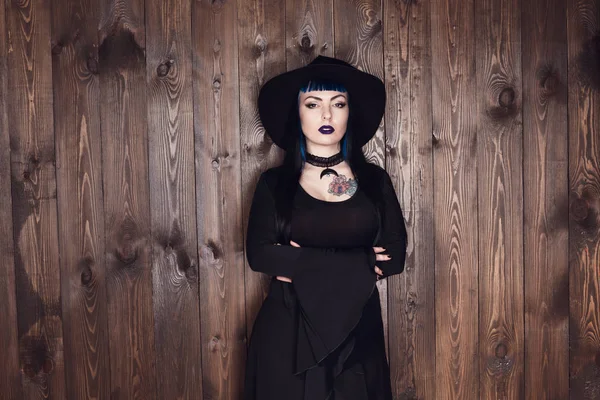 Femme en chapeau de sorcières et costume — Photo