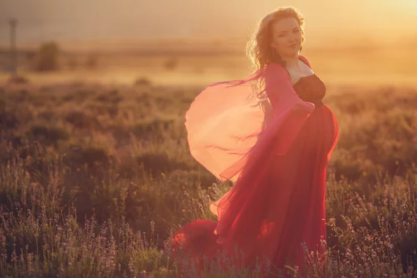 Zwangere vrouw in Lavendel veld — Stockfoto