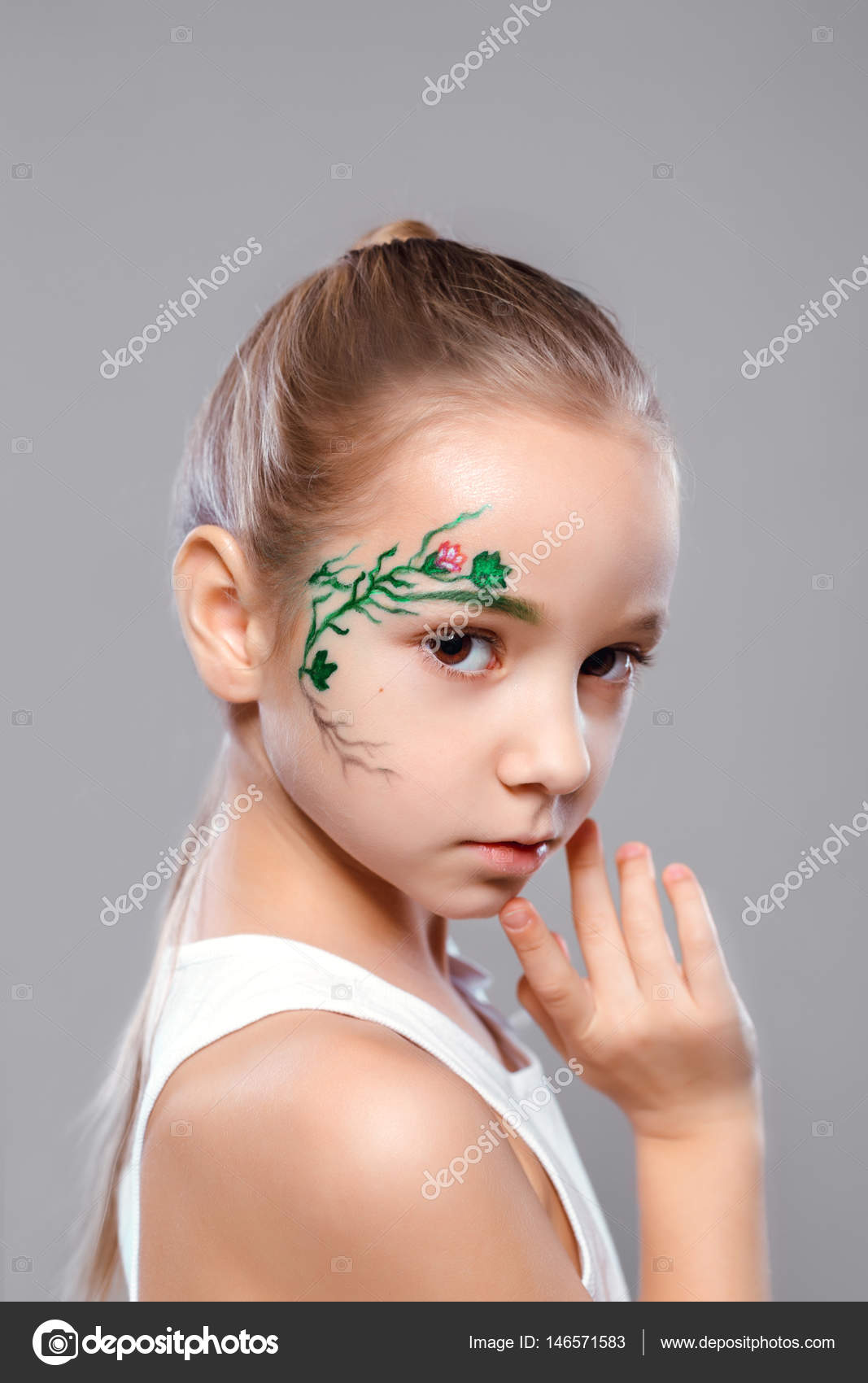 Fille Avec De La Peinture Sur Visage Photographie Selenittt
