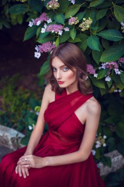  Yaz parkta poz kız.