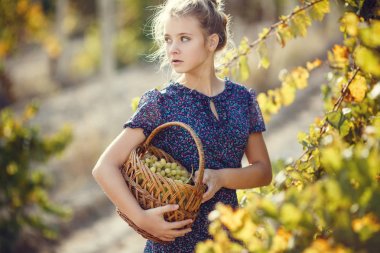 mavi elbiseli bir genç kız