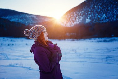 Dişileştirilmiş kız palto ve şapka