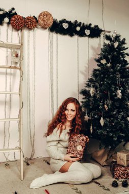 hediye kutuları ile oturan kadın