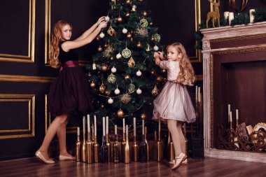 Köknar-ağacın önünde poz kız