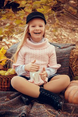 Kupası holding ile küçük kız