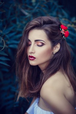 kadın saç kırmızı çiçekli
