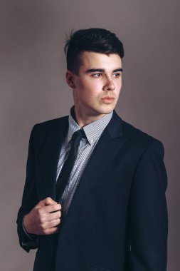 zarif siyah elbiseli adam