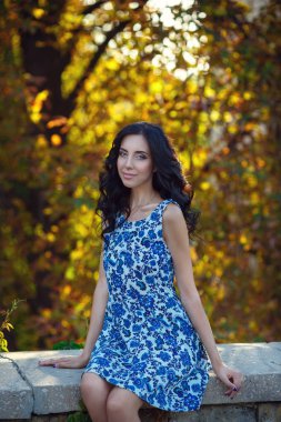 parkta poz genç oldukça trendy kız