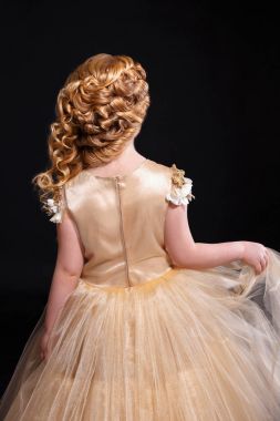 Altın kıvırcık saçlı küçük kız