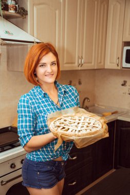 kadın holding elmalı turta