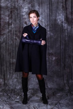 gri arka plan üzerinde poz kadın