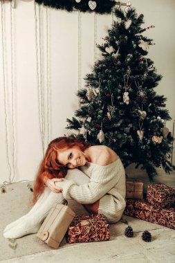 hediye kutuları ile oturan kadın