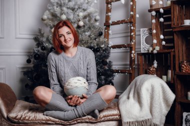 Kanepede oturan kadın.