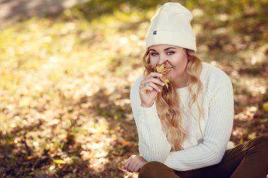 Sonbaharda parkta bir kadın