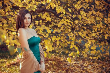 Sonbahar parkında yürüyen kadın