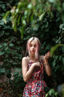 sarışın kız yeşil park poz