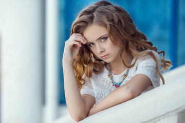 arka bina üzerinde kız