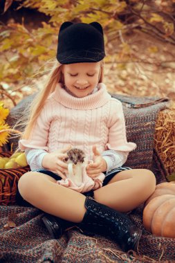 güzel küçük kız sevimli ve komik kirpi bebek sonbahar doğa ile