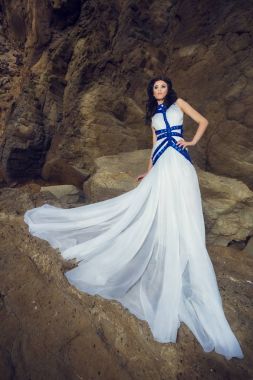 kadın taş zemin üzerine poz