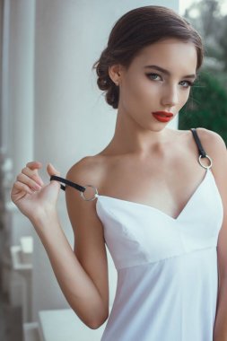 kadın beyaz bir elbiseyle poz