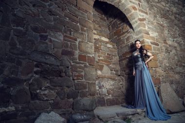  güzel öfkeli İskandinav savaşçı kadını 