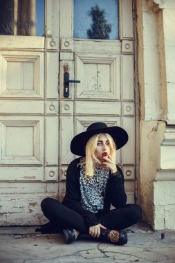 Siyah giyen genç kız