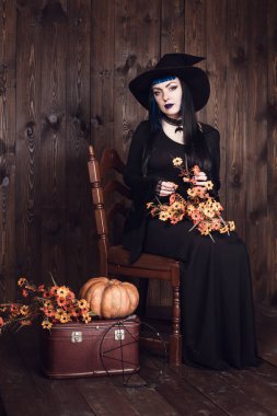 Fener kabak ile oturan kadın