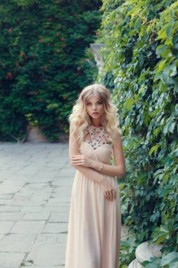 pembe elbiseli kıvırcık sarışın kadın