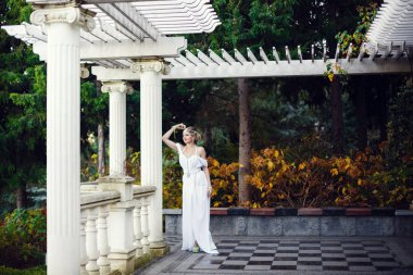 şık bir elbise moda modeli