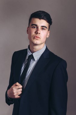 zarif siyah elbiseli adam