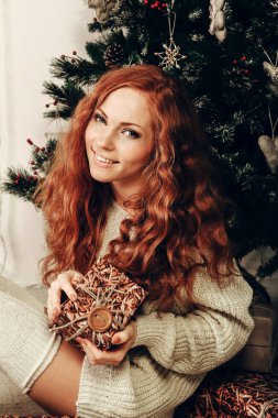 hediye kutusu tutan kadın