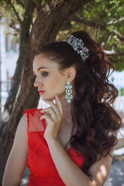 Kız parkta yürüyüş