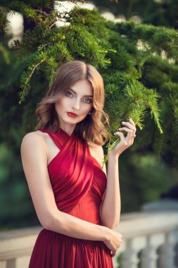  Yaz parkta poz kız.