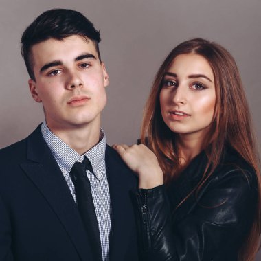 genç adam kız arkadaşı sarılma