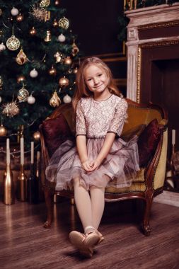 köknar-ağacın önünde poz kız 