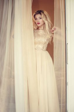  sarışın kız odasında poz