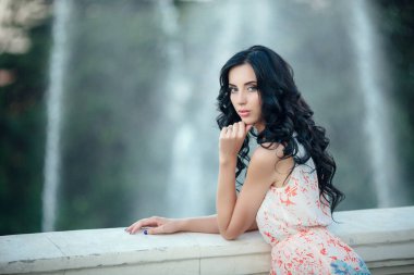 parkta poz genç oldukça trendy kız