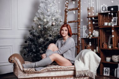 Kanepede oturan kadın.