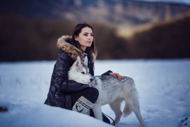 Sibirya husky köpek ile kadın fiyatı