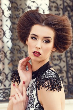 saç modeli ile esmer kadın