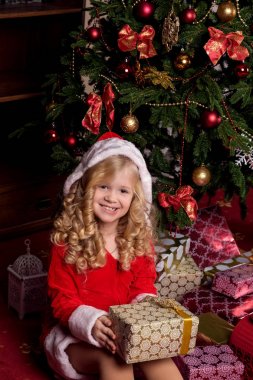 santa elbiseli küçük kız