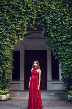  Yaz parkta poz kız.