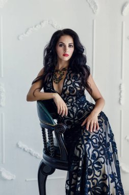 esmer seksi kadın sandalyede oturuyor