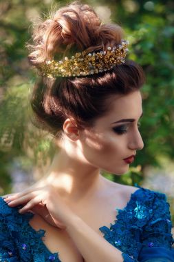 kadın saç tacı olan