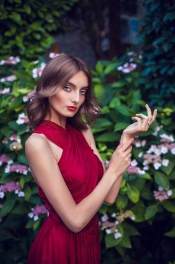 şarap renkli elbiseli kız modeli